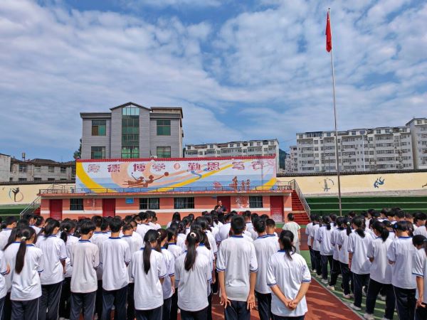 202409100921445071.jpg 學(xué)校保衛(wèi)處負(fù)責(zé)人總結(jié)演練.jpg