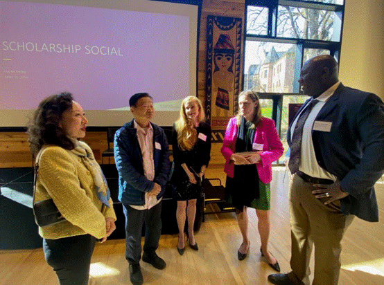 (來輝武教授(左二)參加華大醫(yī)學(xué)院獎學(xué)金捐贈人答謝酒會)