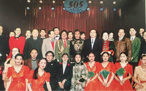(在505集團舉辦的文藝晚會,演員陣容堪比CCTV春晚)